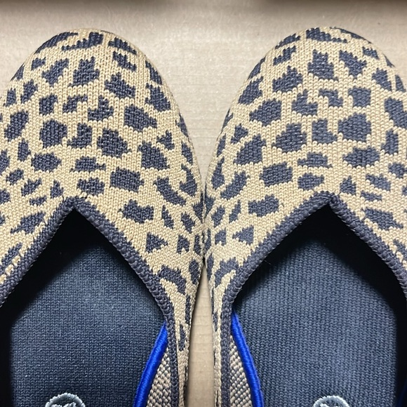 9 ROTHY'S  Flat Round Toe Shoe Women's beige and flack animal print (leopard) - Picture 4 of 8